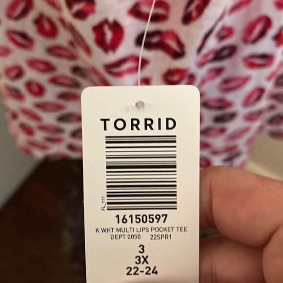 Torrid White Multi Lip Design Pocket Tee Casual Feminine Contemporary Brand New - Picture 10 of 11